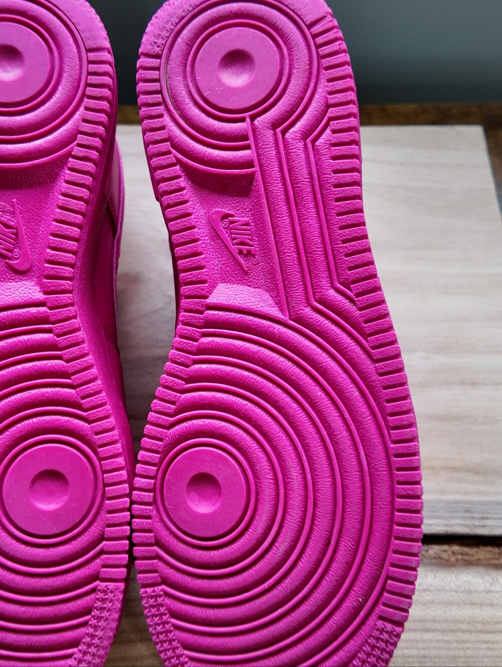 Women’s Nike Air Force 1 '07 "Fireberry" (Style DD8959-600)/ Size 7 - Picture 9 of 10